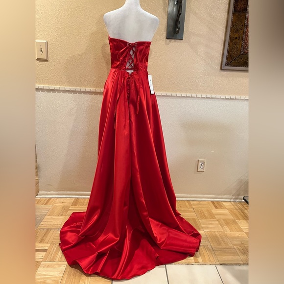 Bridesmaids/ Prom/ Formal long dress. Red satin strapless, side slit, bra cups 6 - Picture 6 of 16